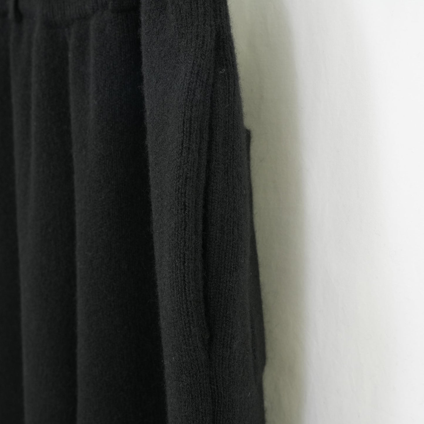 
                  
                    KNIT ESSENTIAL PANTS -BLACK-
                  
                