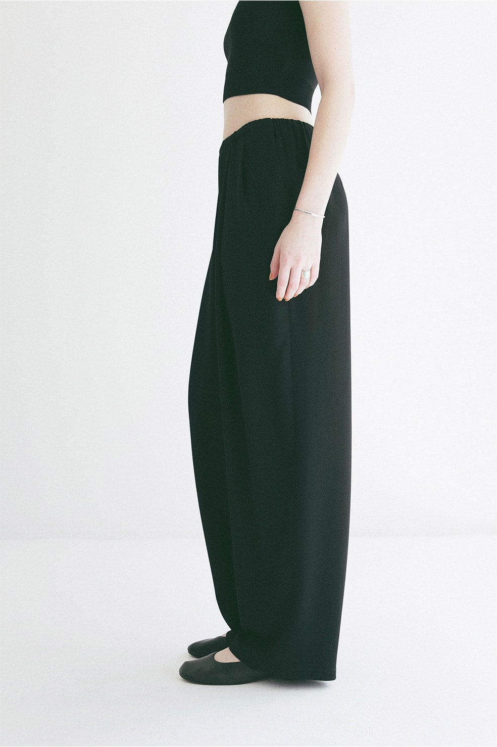 
                  
                    DRAWSTRING LOOSE TUCK PANTS
                  
                