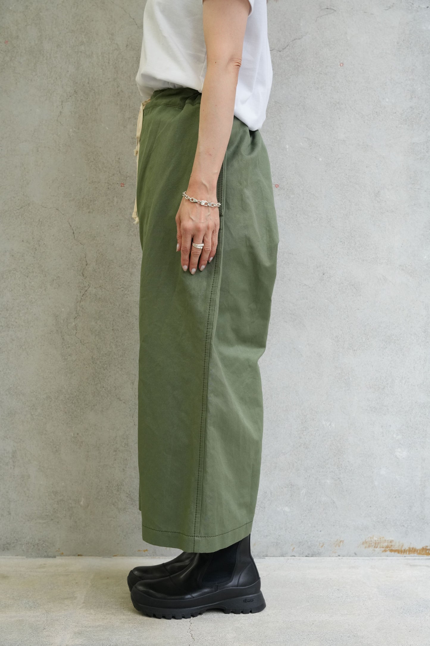 
                  
                    コットンリネンイージーパンツ-KHAKI-
                  
                