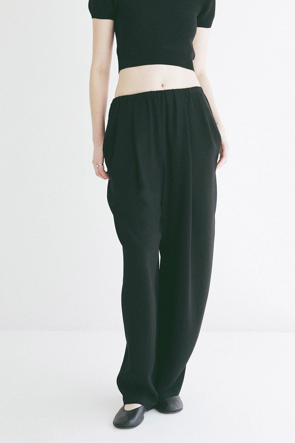 
                  
                    DRAWSTRING LOOSE TUCK PANTS
                  
                