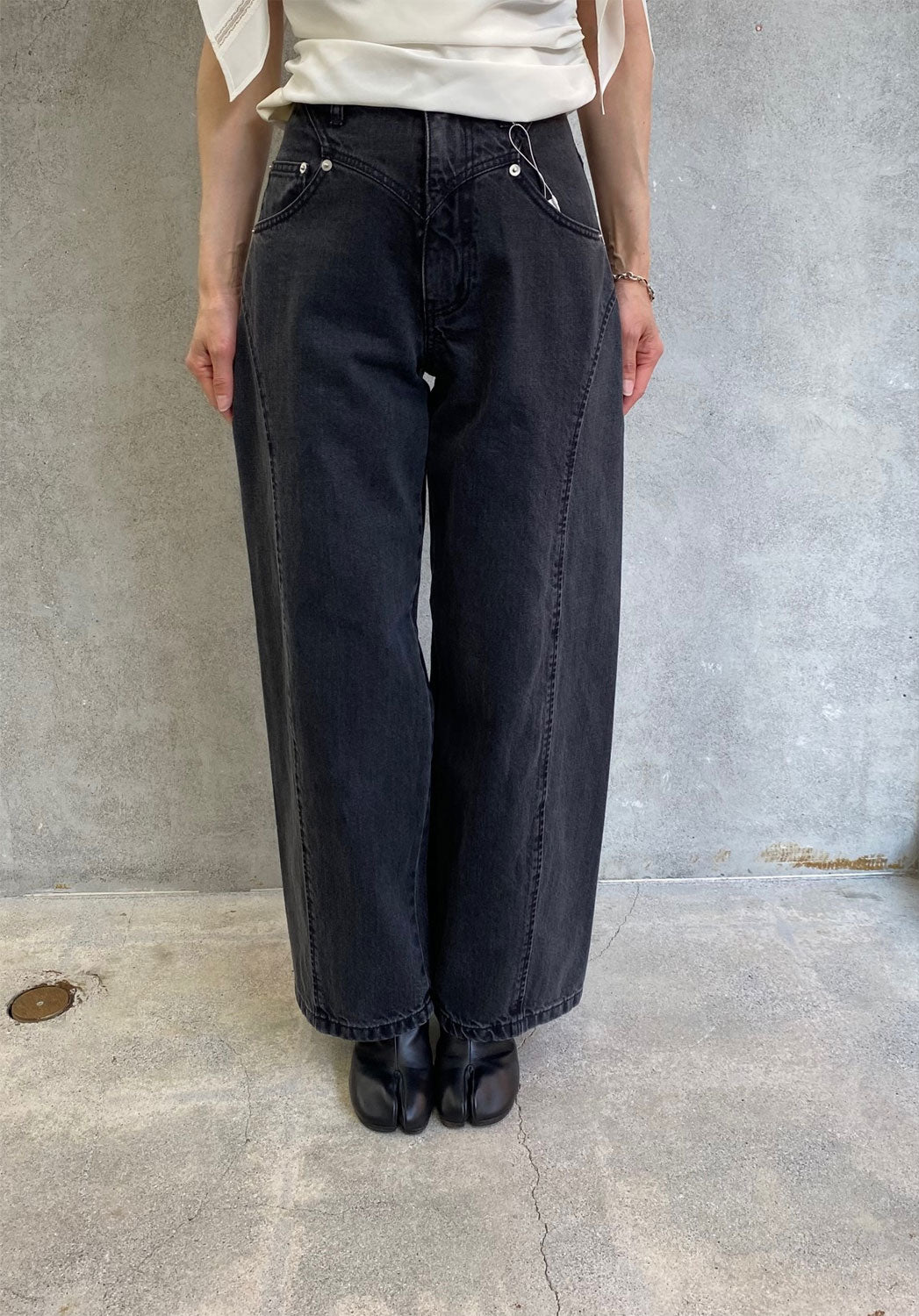 
                  
                    ORGANIC COTTON CURVE-FIT HIGH-RISE JEANS -BLACK-
                  
                