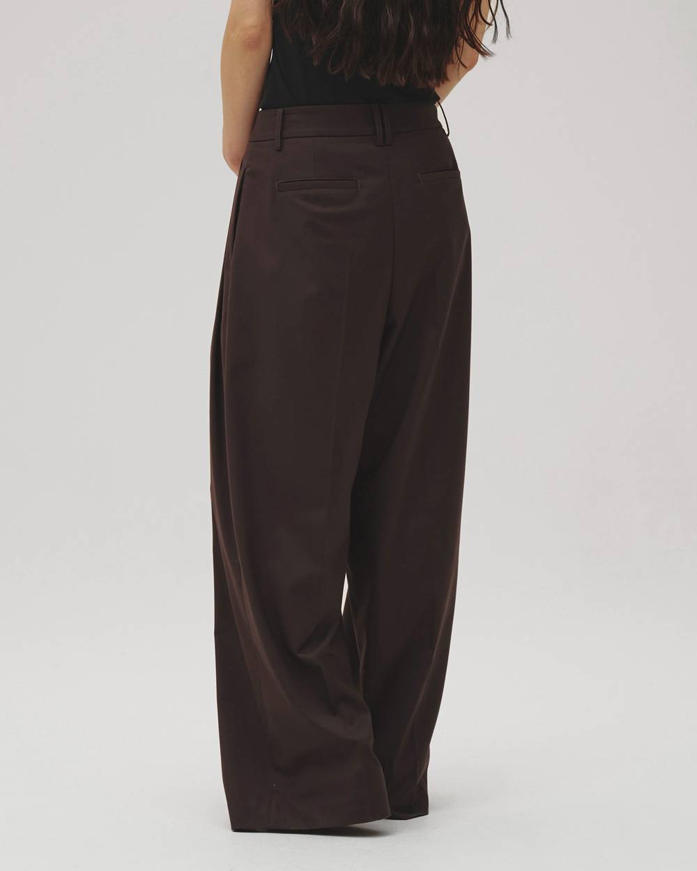 Lightweight Tuck Trousers 38 ダークブラウン Lightweight Tuck Trousers – OBLIGE