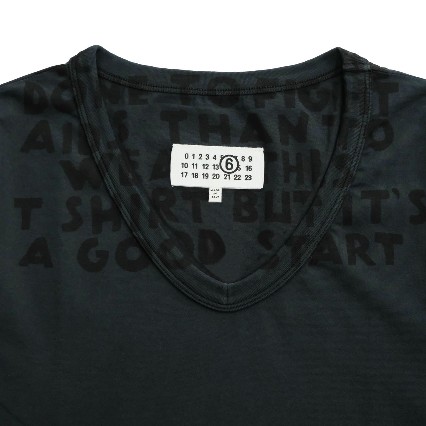 
                  
                    Vネック SIDA TシャツーBLACK-
                  
                