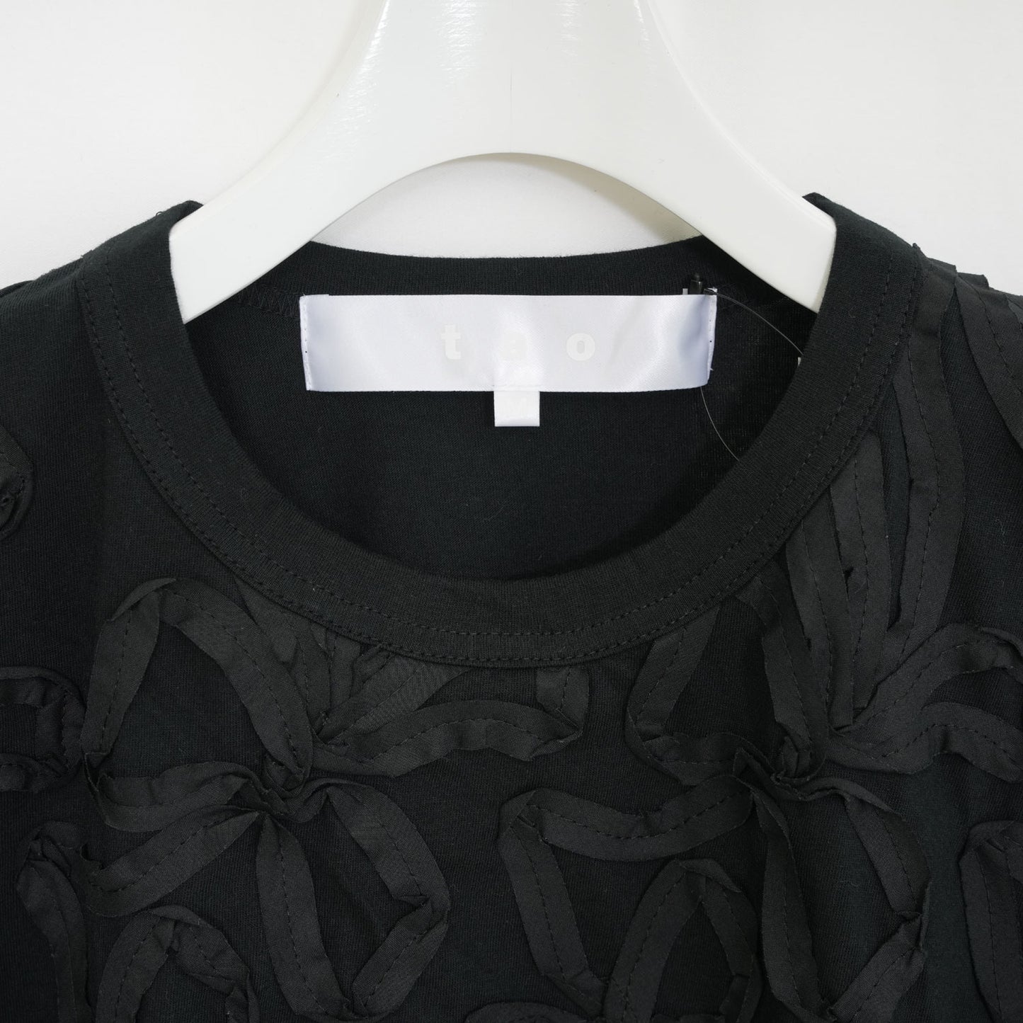 
                  
                    リボン刺繍Tシャツ -BLACK-
                  
                
