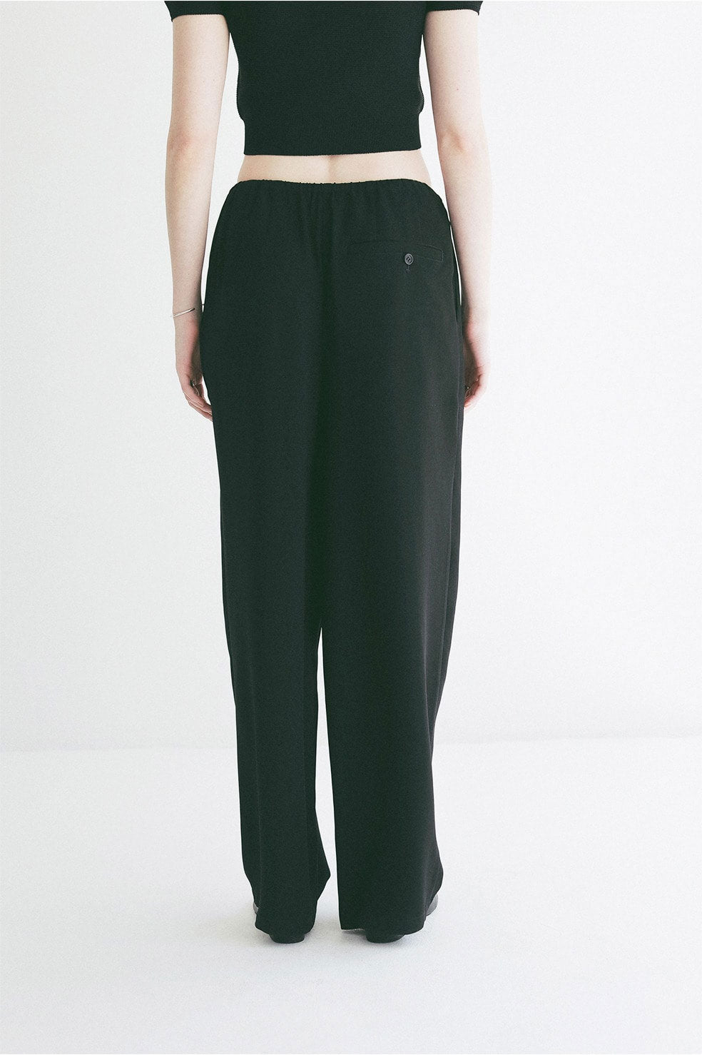 
                  
                    DRAWSTRING LOOSE TUCK PANTS
                  
                