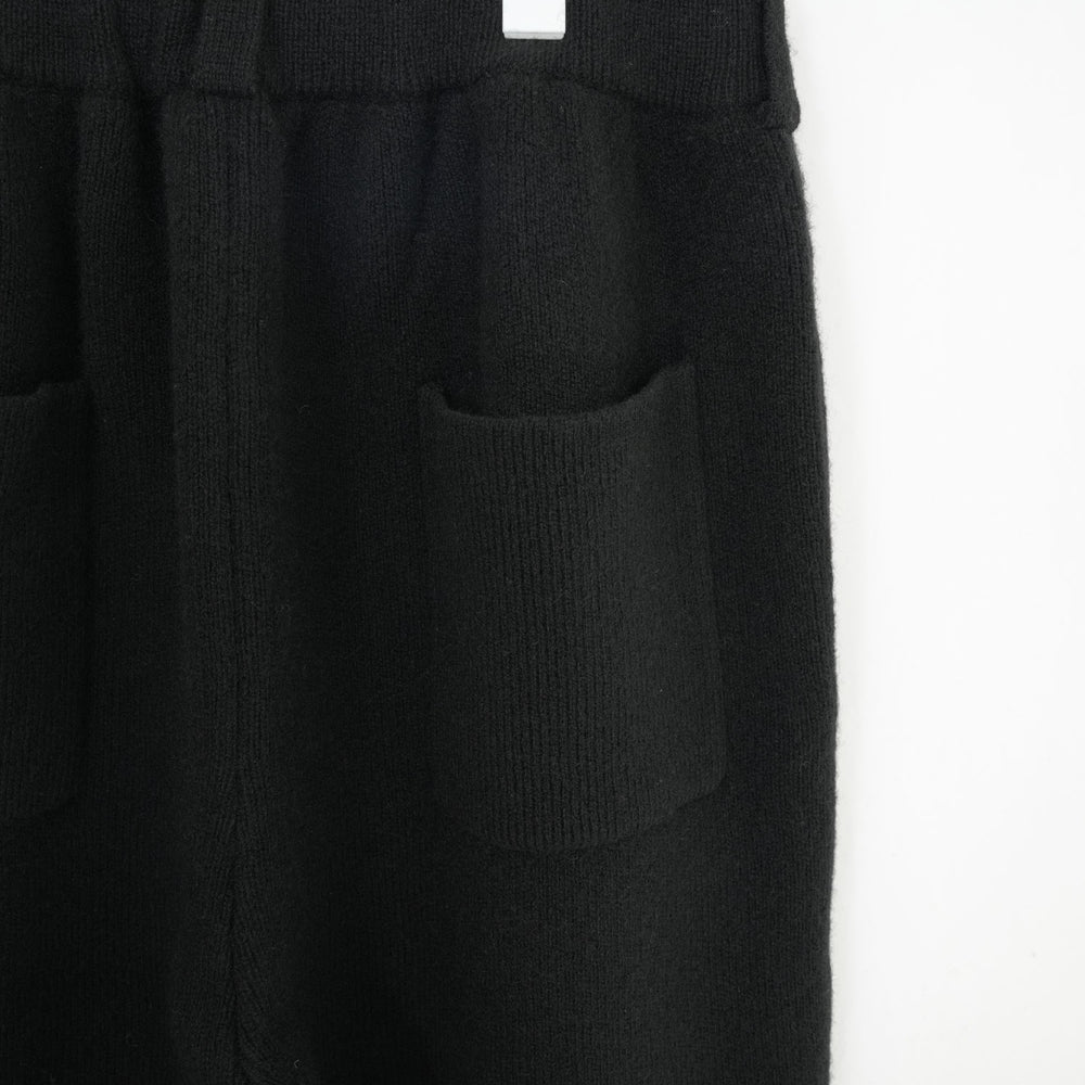 
                  
                    KNIT ESSENTIAL PANTS -BLACK-
                  
                