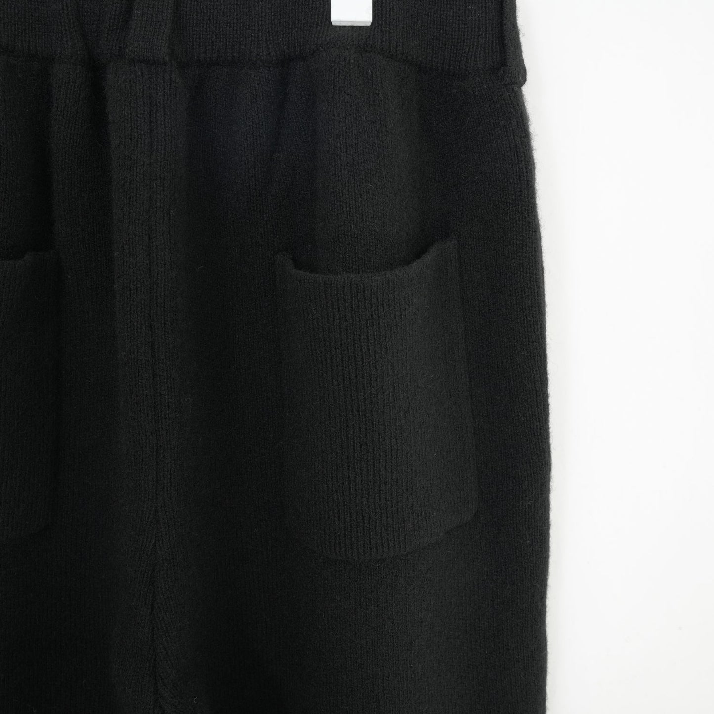 
                  
                    KNIT ESSENTIAL PANTS -BLACK-
                  
                