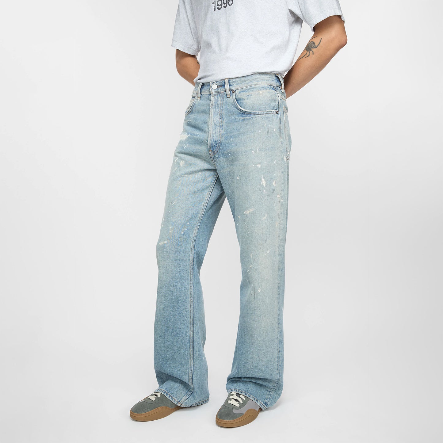 
                  
                    REGULAR FIT JEANS - 2021M
                  
                
