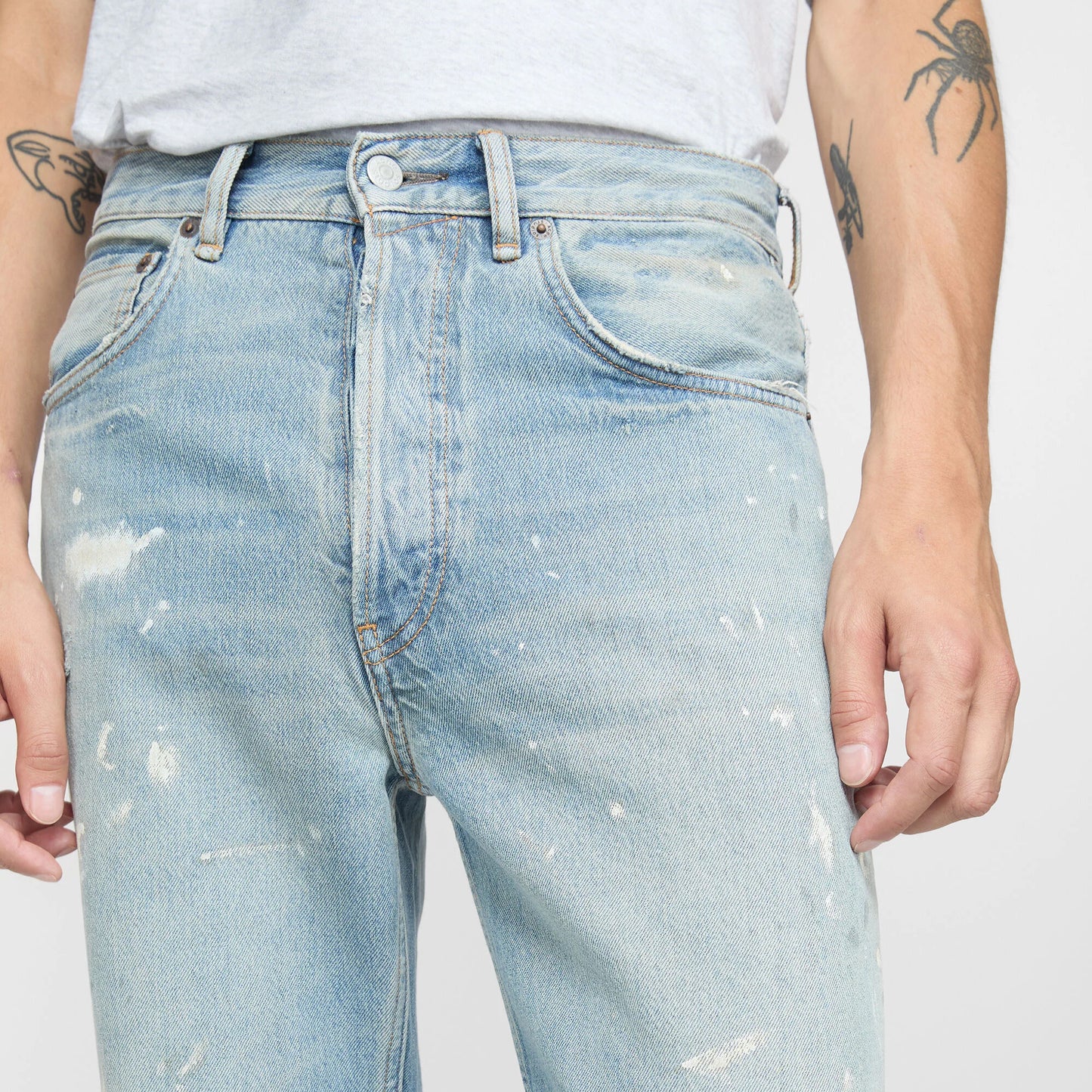 
                  
                    REGULAR FIT JEANS - 2021M
                  
                