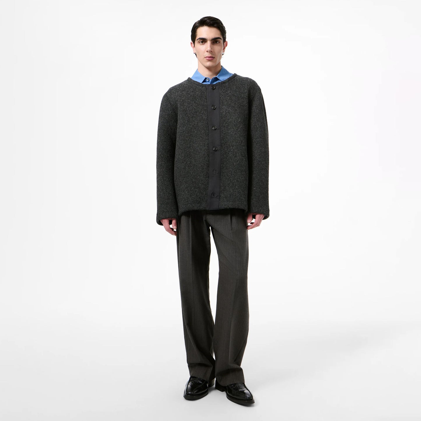 
                  
                    LINER CARDIGAN
                  
                