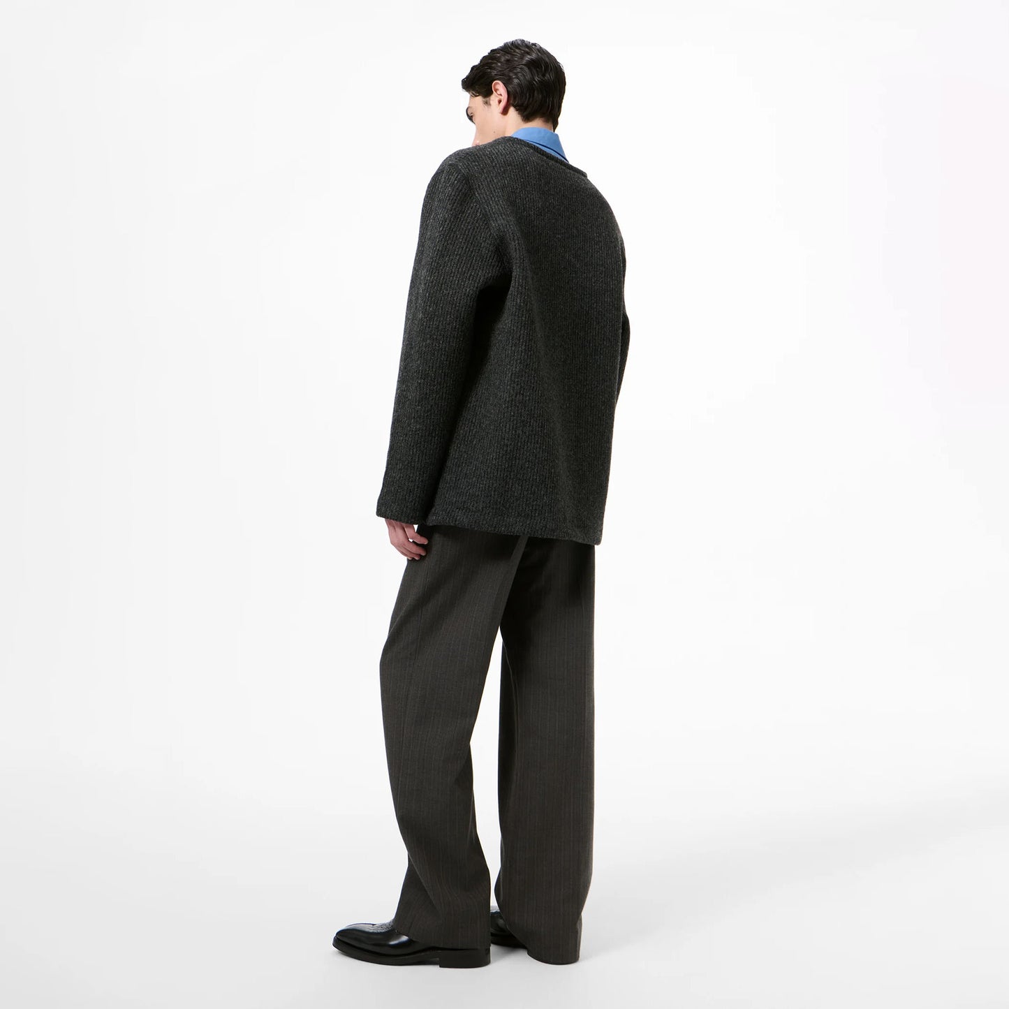 
                  
                    LINER CARDIGAN
                  
                
