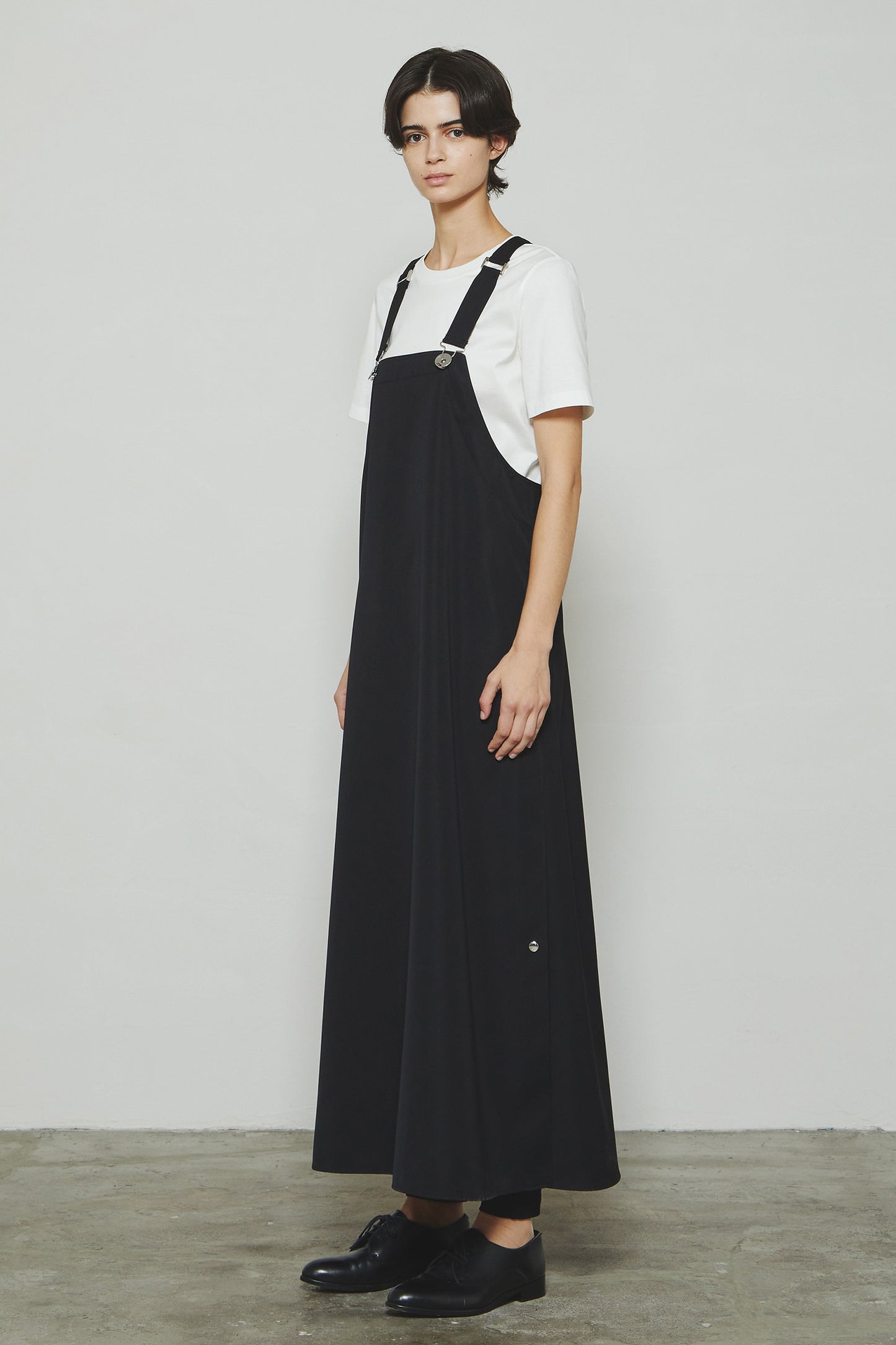 
                  
                    THE APRON DRESS-BLACK-
                  
                