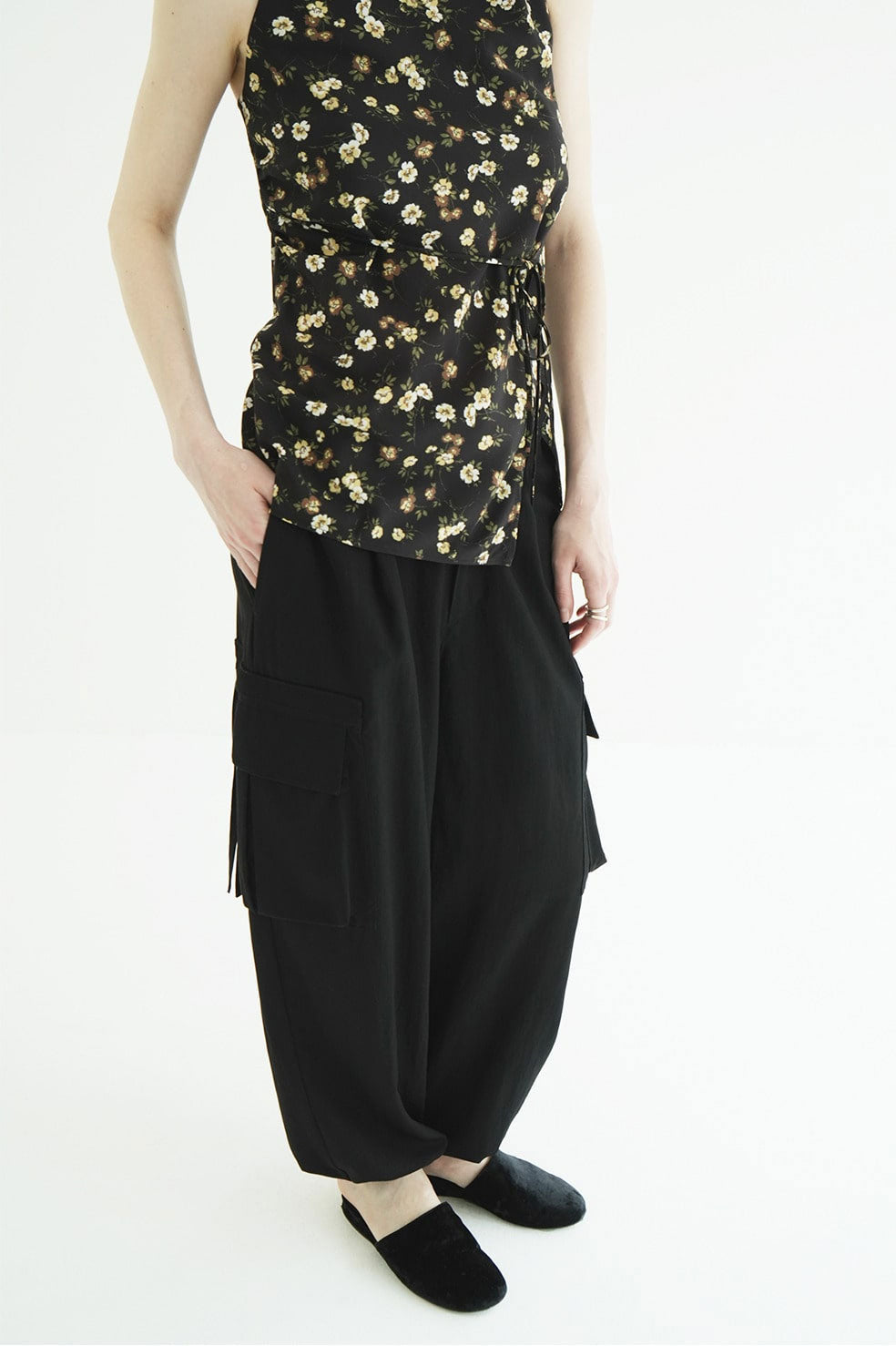 
                  
                    LOW WAIST POCKET CARGO PANTS
                  
                