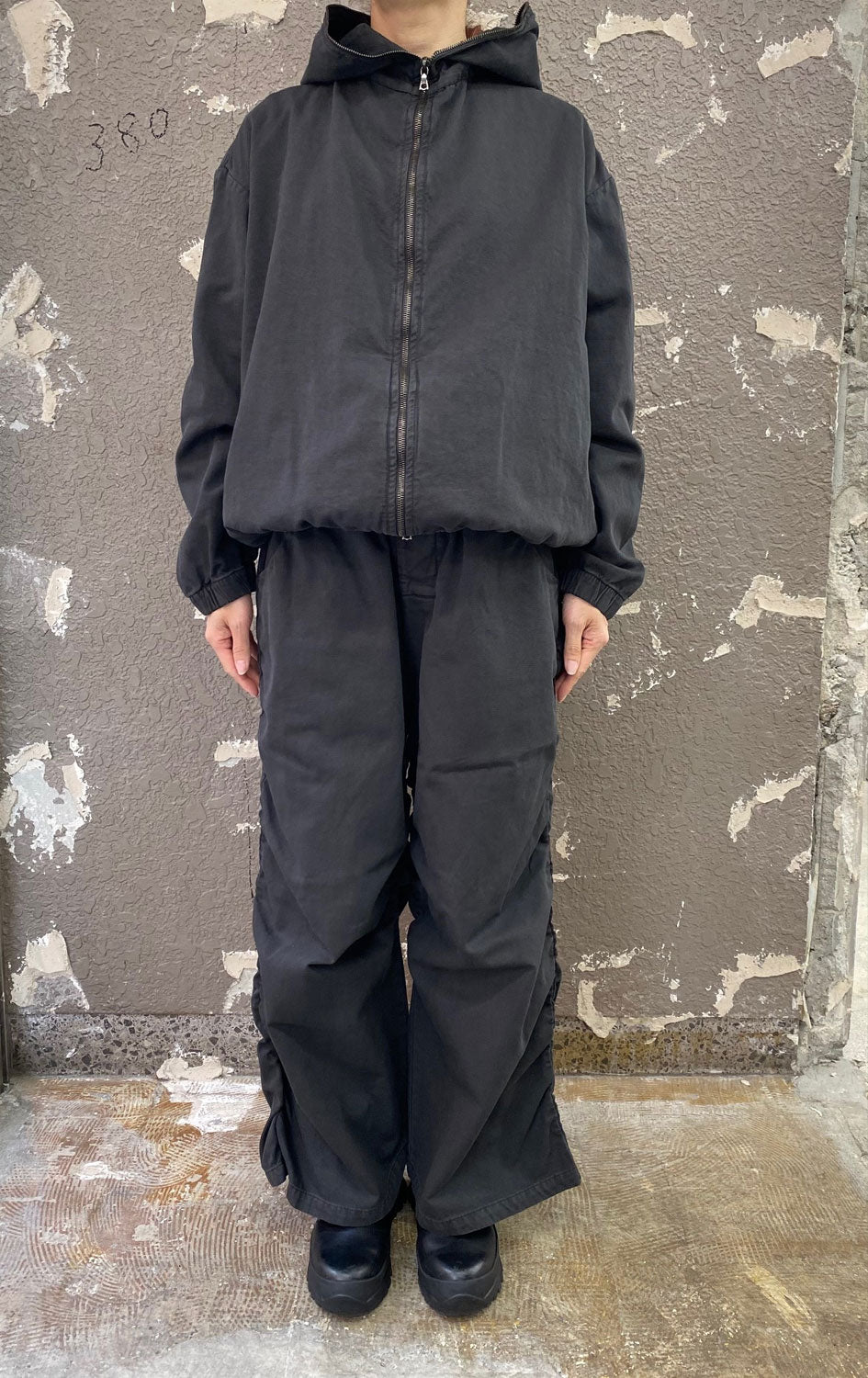 
                  
                    THIN CANVAS HOODED ZIPPER JACKET -BLACK-
                  
                