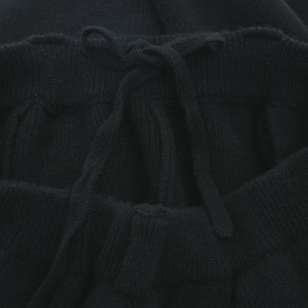 
                  
                    KNIT ESSENTIAL PANTS -BLACK-
                  
                