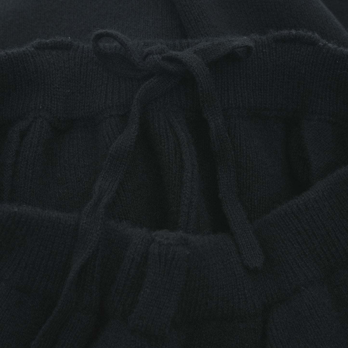 
                  
                    KNIT ESSENTIAL PANTS -BLACK-
                  
                