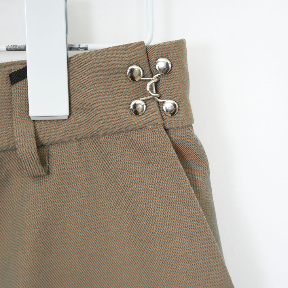 
                  
                    Low-crotch Bermuda Pants-GREY
                  
                
