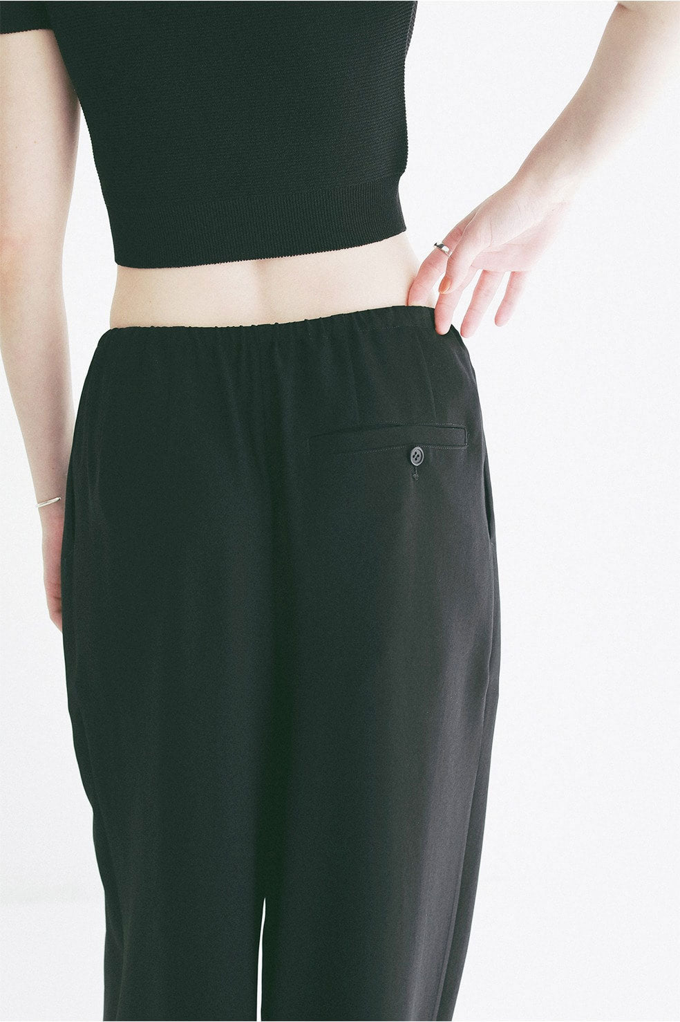 
                  
                    DRAWSTRING LOOSE TUCK PANTS
                  
                