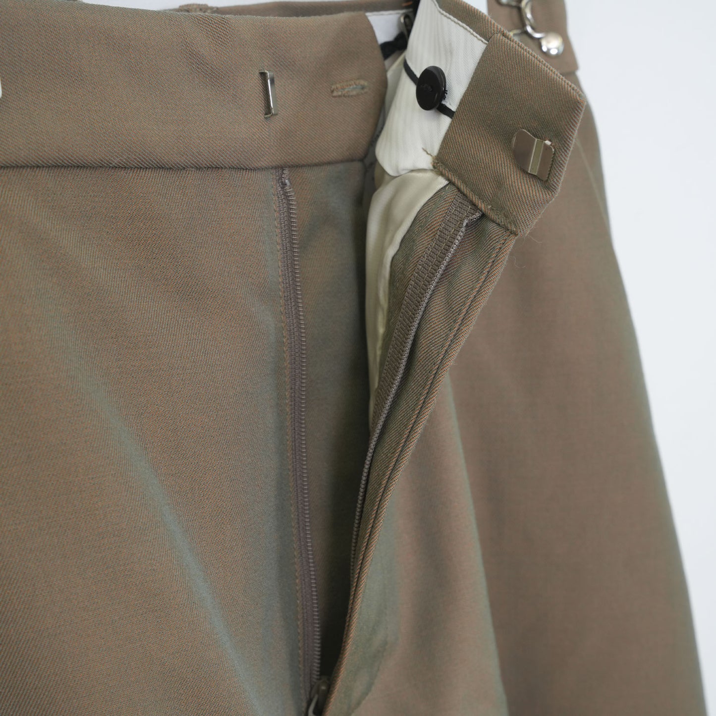
                  
                    Low-crotch Bermuda Pants-GREY
                  
                