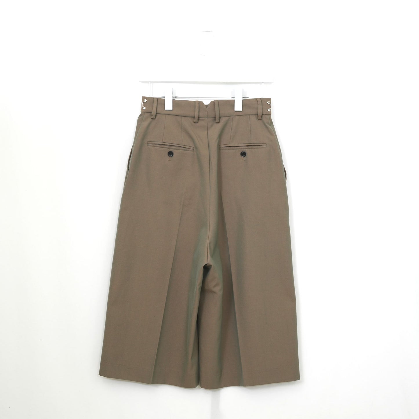 
                  
                    Low-crotch Bermuda Pants-GREY
                  
                
