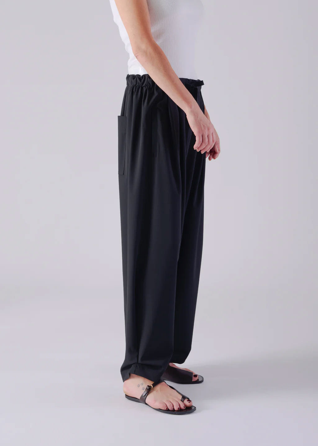 
                  
                    NIRVANA TUCKED HEM TROUSERS-BLACK-
                  
                