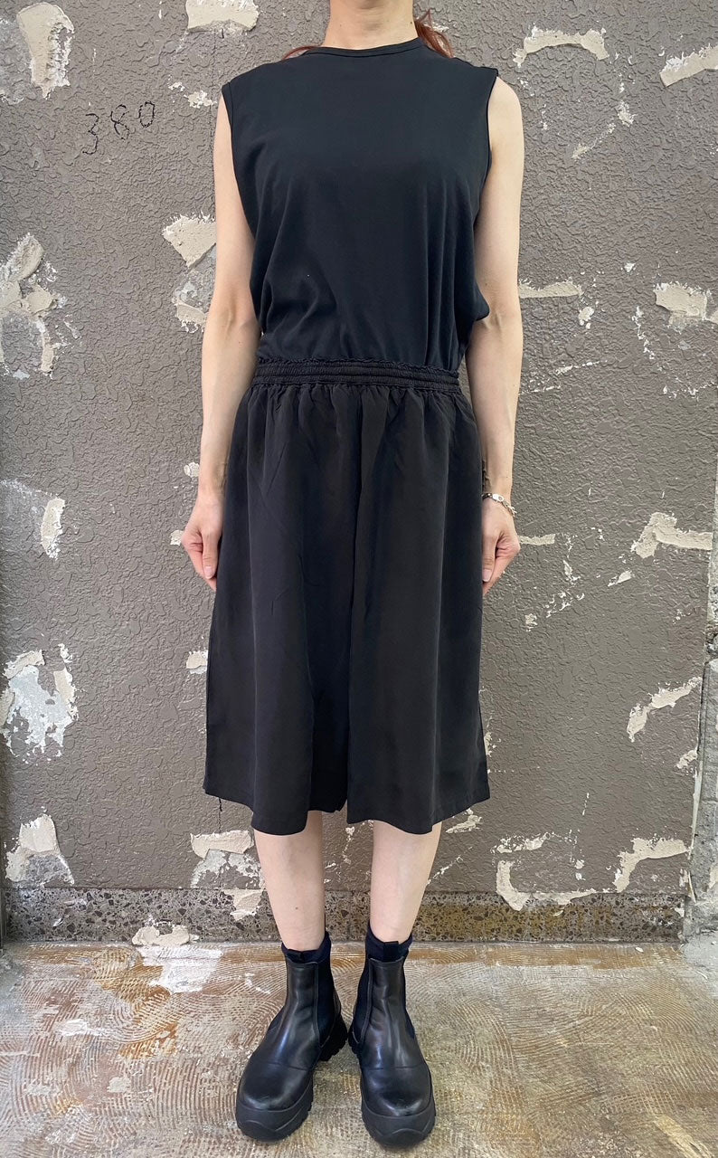 
                  
                    CUPRO SHORT TROUSERS -BLACK-
                  
                