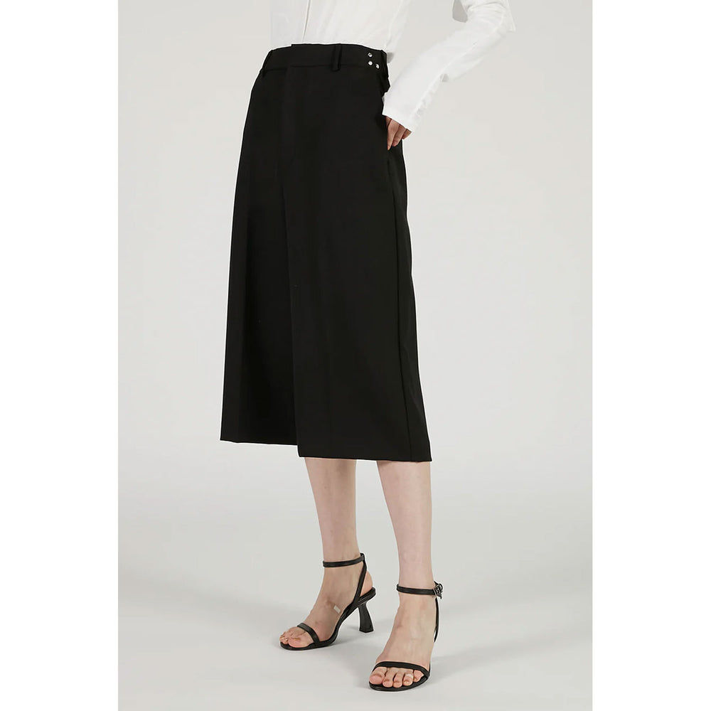 
                  
                    Low-crotch Bermuda Pants-BLACK-
                  
                