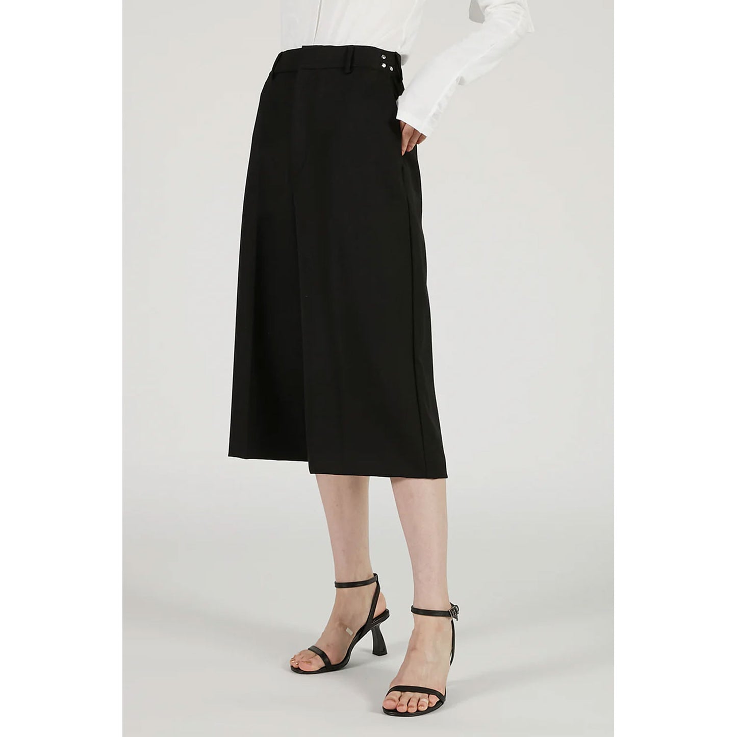 
                  
                    Low-crotch Bermuda Pants-BLACK-
                  
                