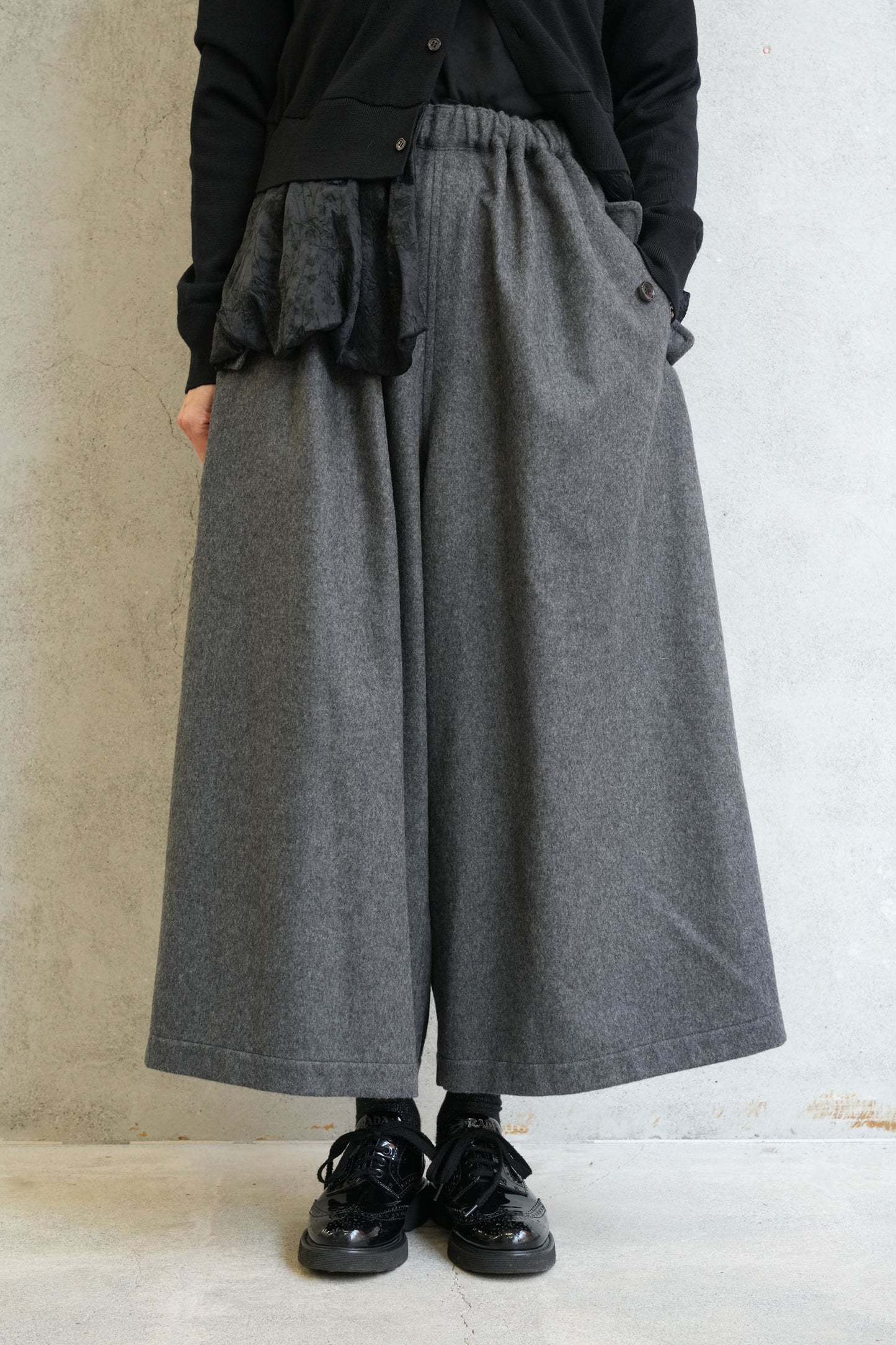 
                  
                    ウールエステルクロスパンツ-TOPGREY-
                  
                