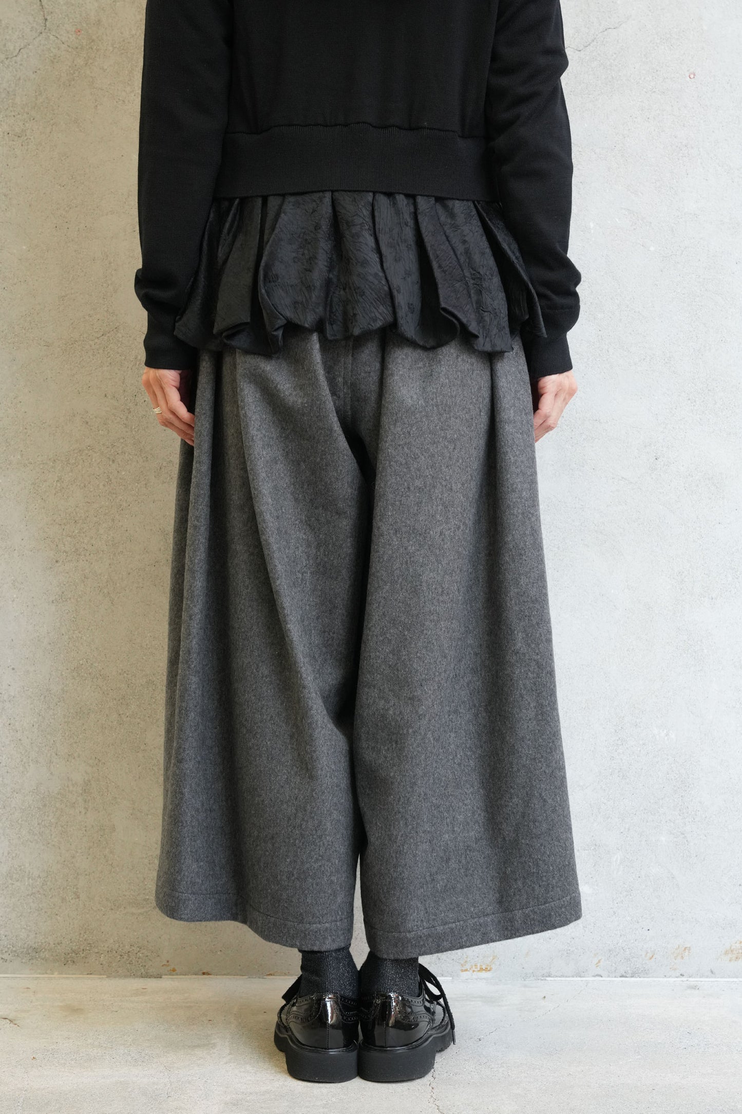 
                  
                    ウールエステルクロスパンツ-TOPGREY-
                  
                