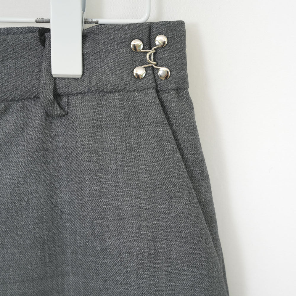 
                  
                    Low-crotch Bermuda Pants-GREY
                  
                