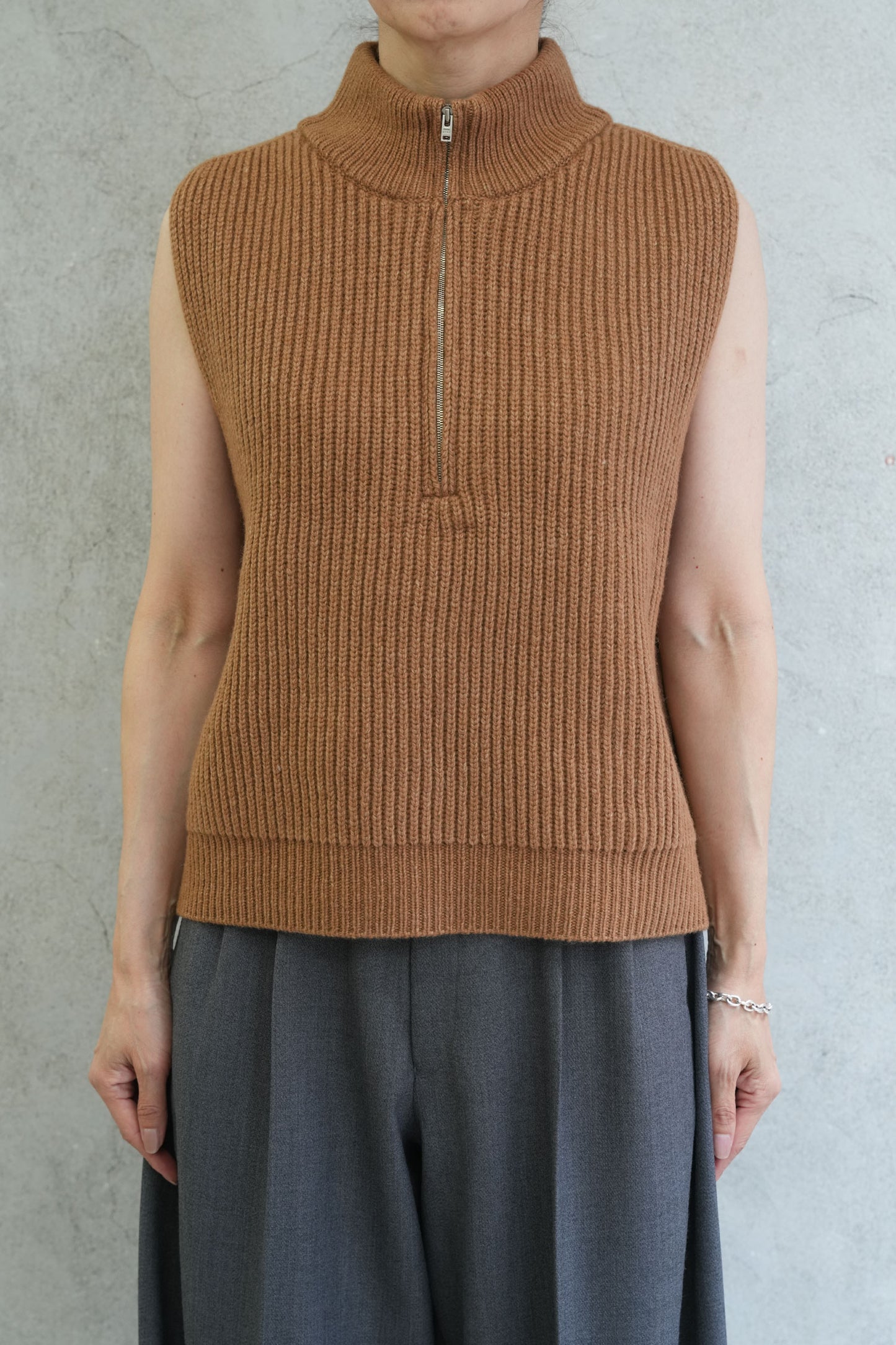 
                  
                    RIBBED KNIT WOOL VEST-BLACK-
                  
                