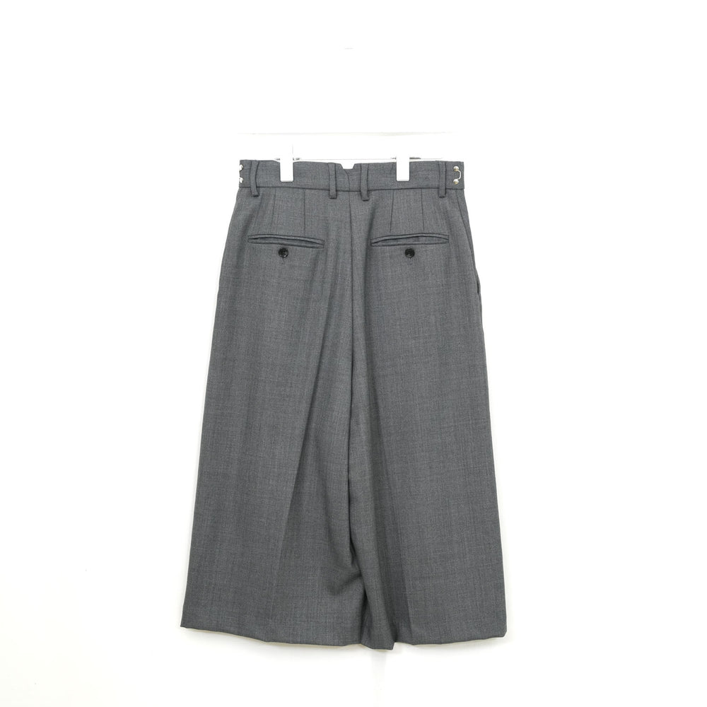 
                  
                    Low-crotch Bermuda Pants-GREY
                  
                