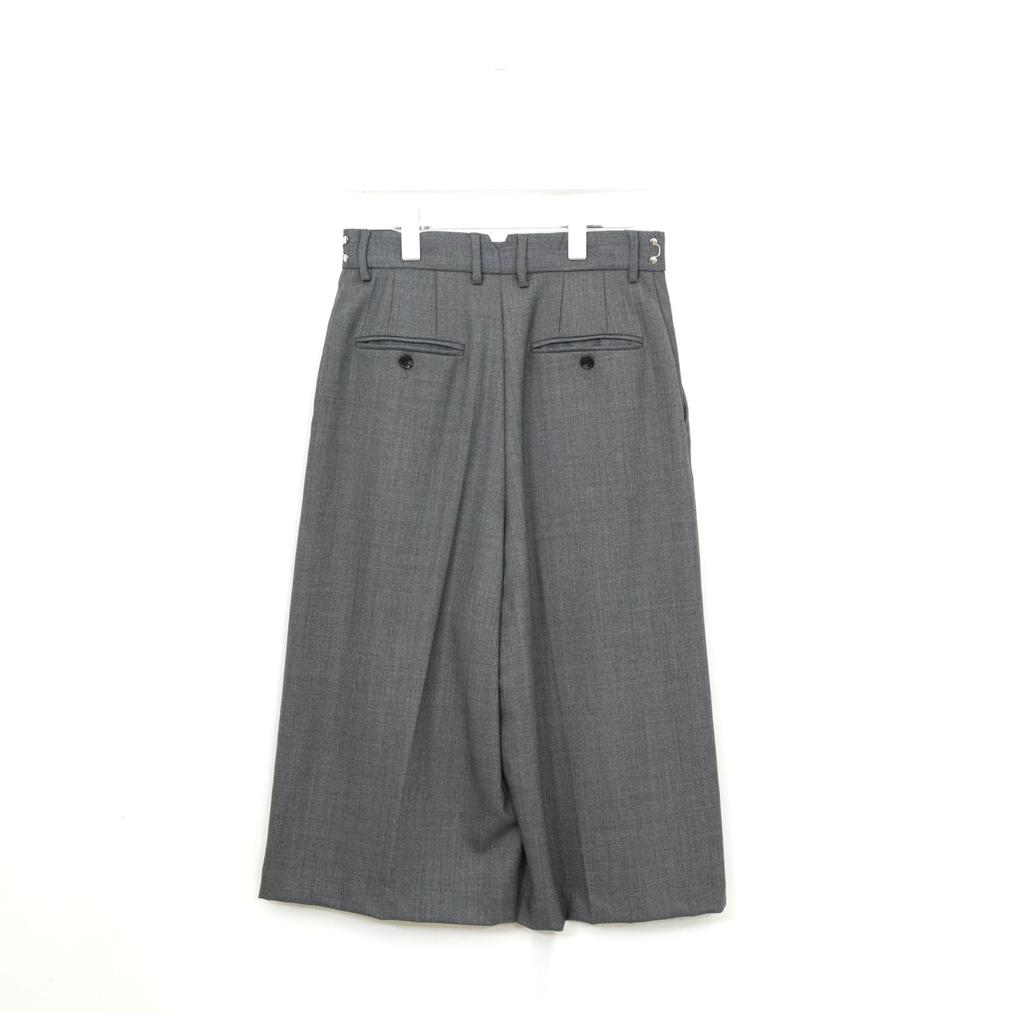 
                  
                    Low-crotch Bermuda Pants-GREY
                  
                