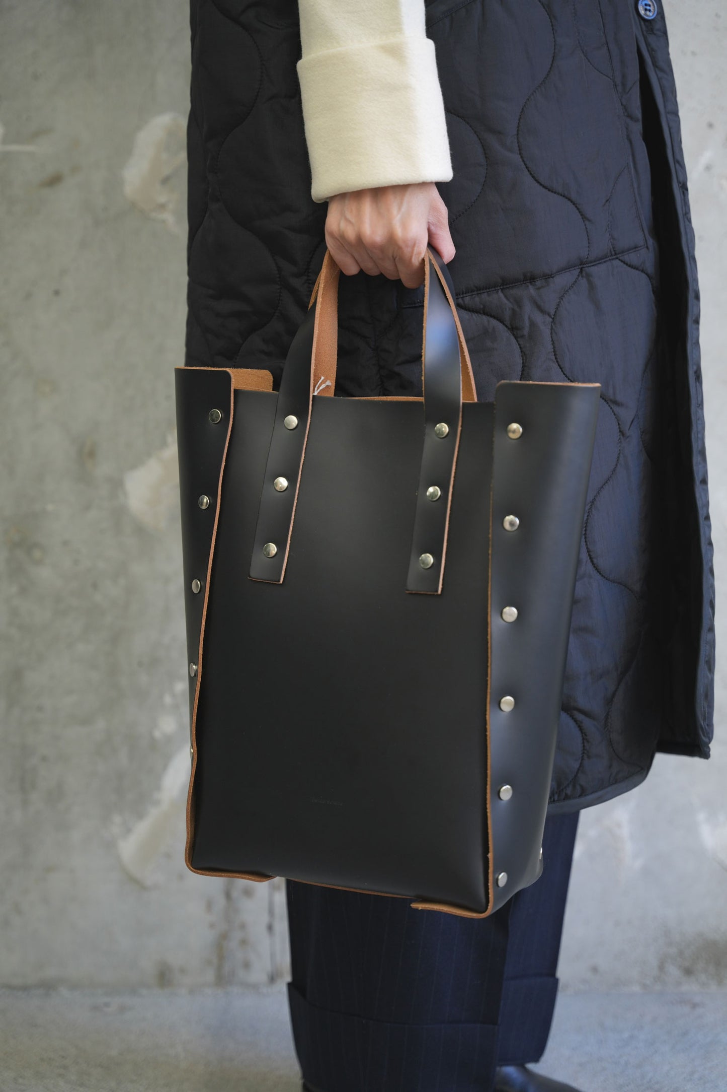 
                  
                    assemble hand bag tall M -BLACK-
                  
                