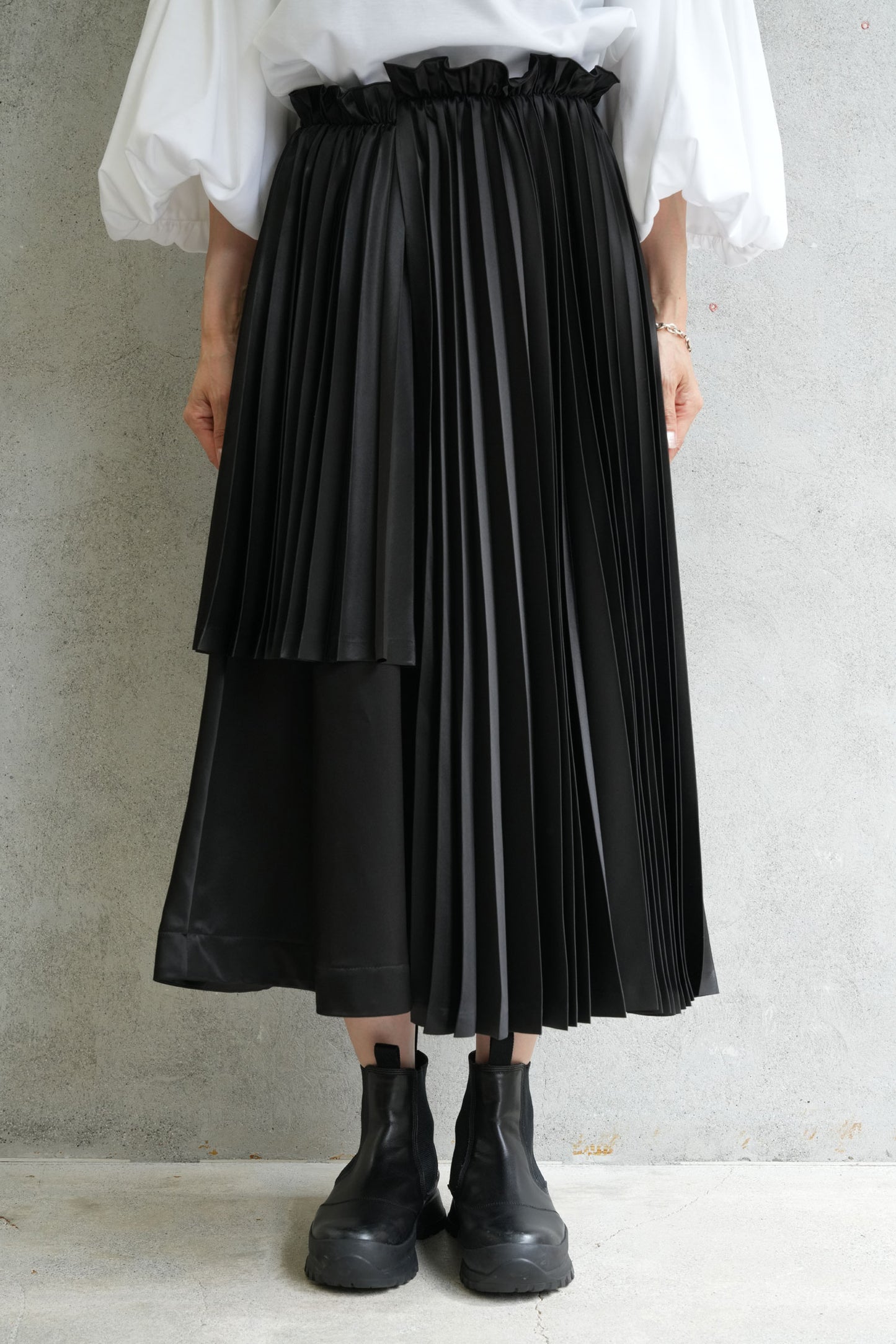
                  
                    エステルサテンプリーツスカート-BLACK-
                  
                