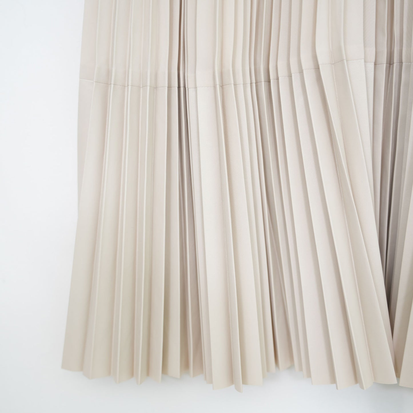 
                  
                    TAFFETA X ECO-LEATHER PLEATED SKIRT
                  
                