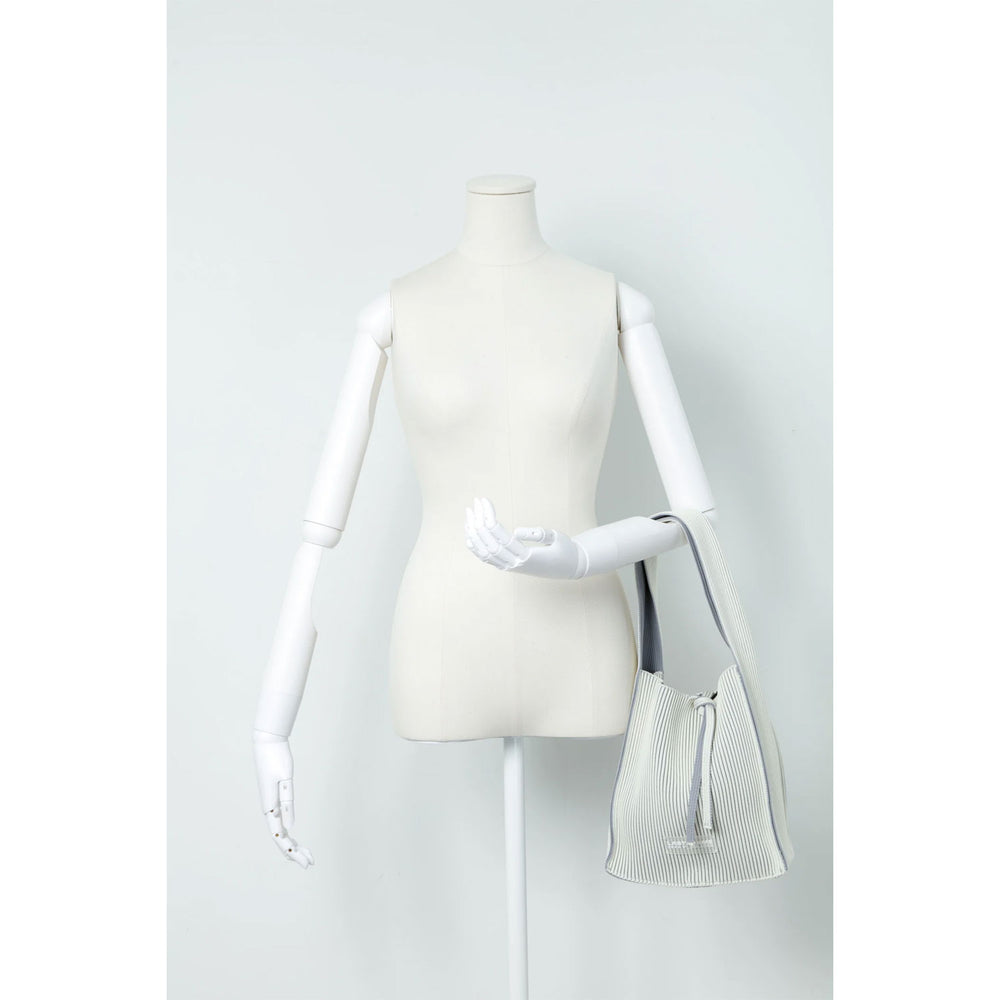 
                  
                    KASANE REVERSIBLE TASUKI TOTE SMALL -BLACK×IVORY-
                  
                