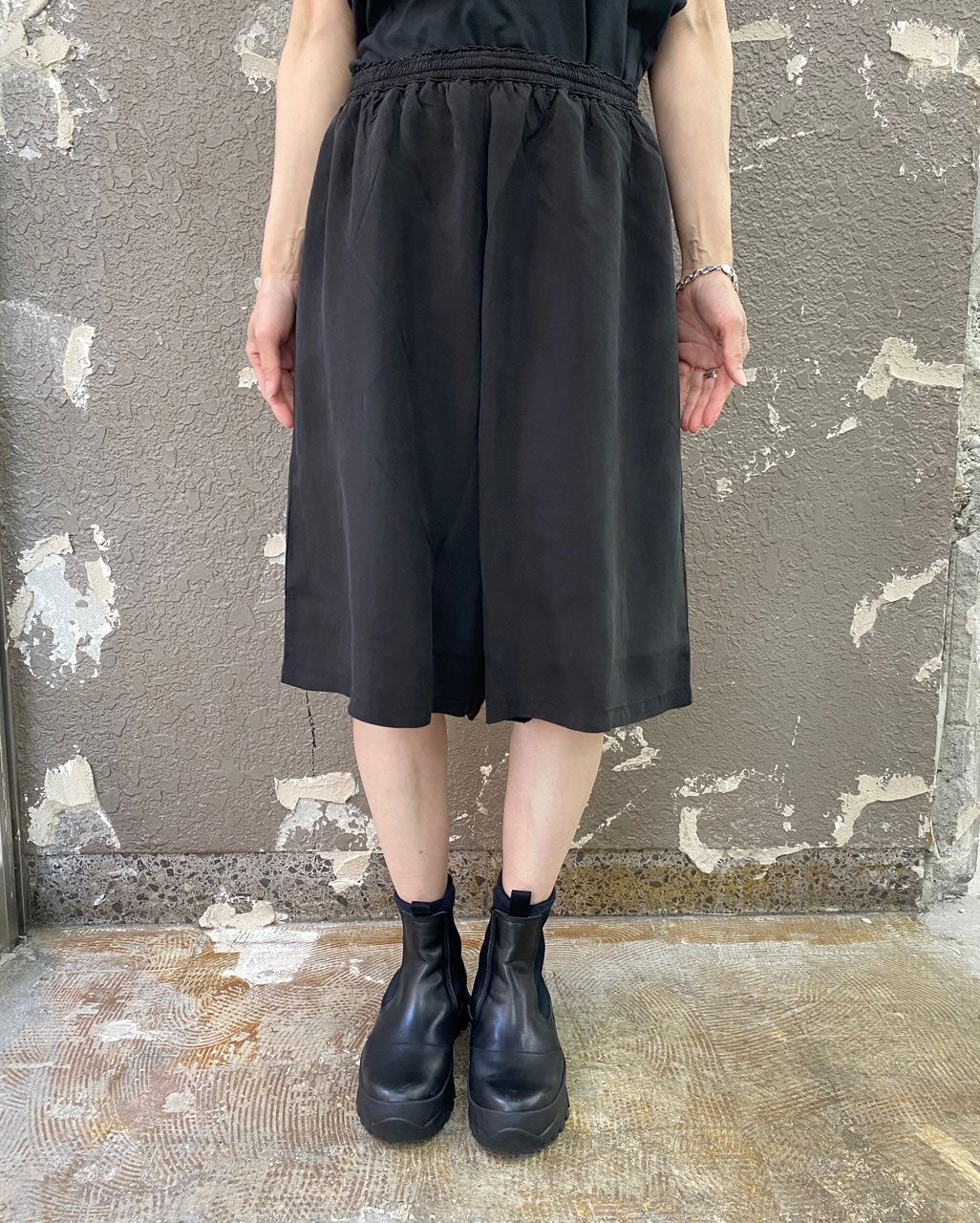 
                  
                    CUPRO SHORT TROUSERS -BLACK-
                  
                
