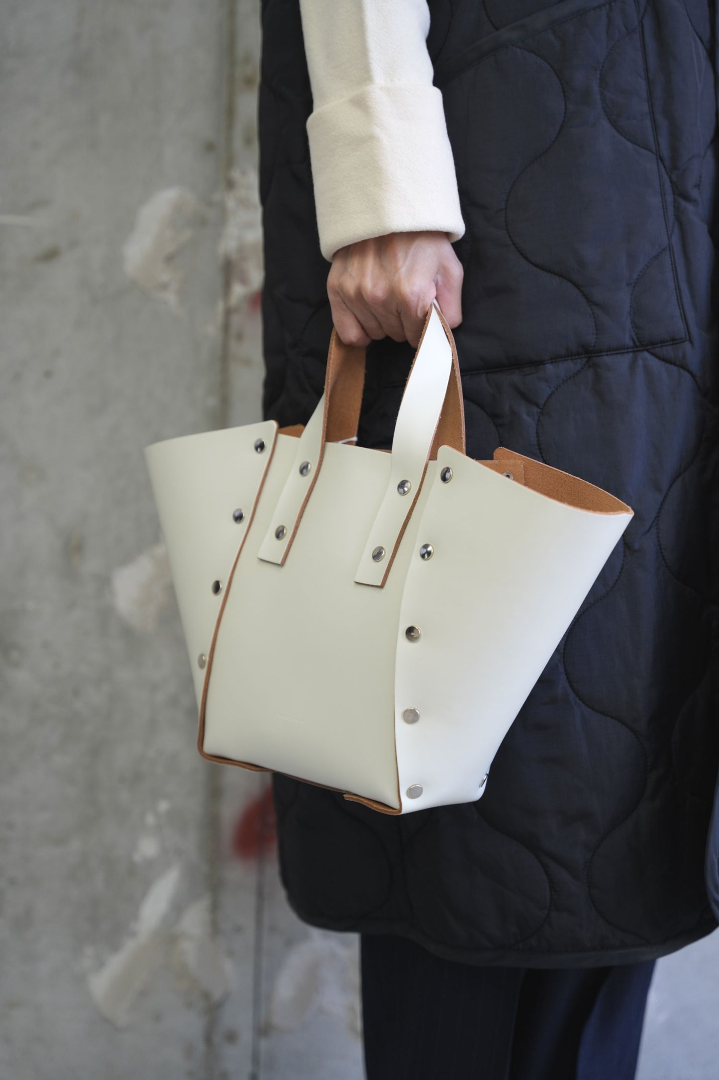 
                  
                    assemble hand bag wide S -WHITE-
                  
                