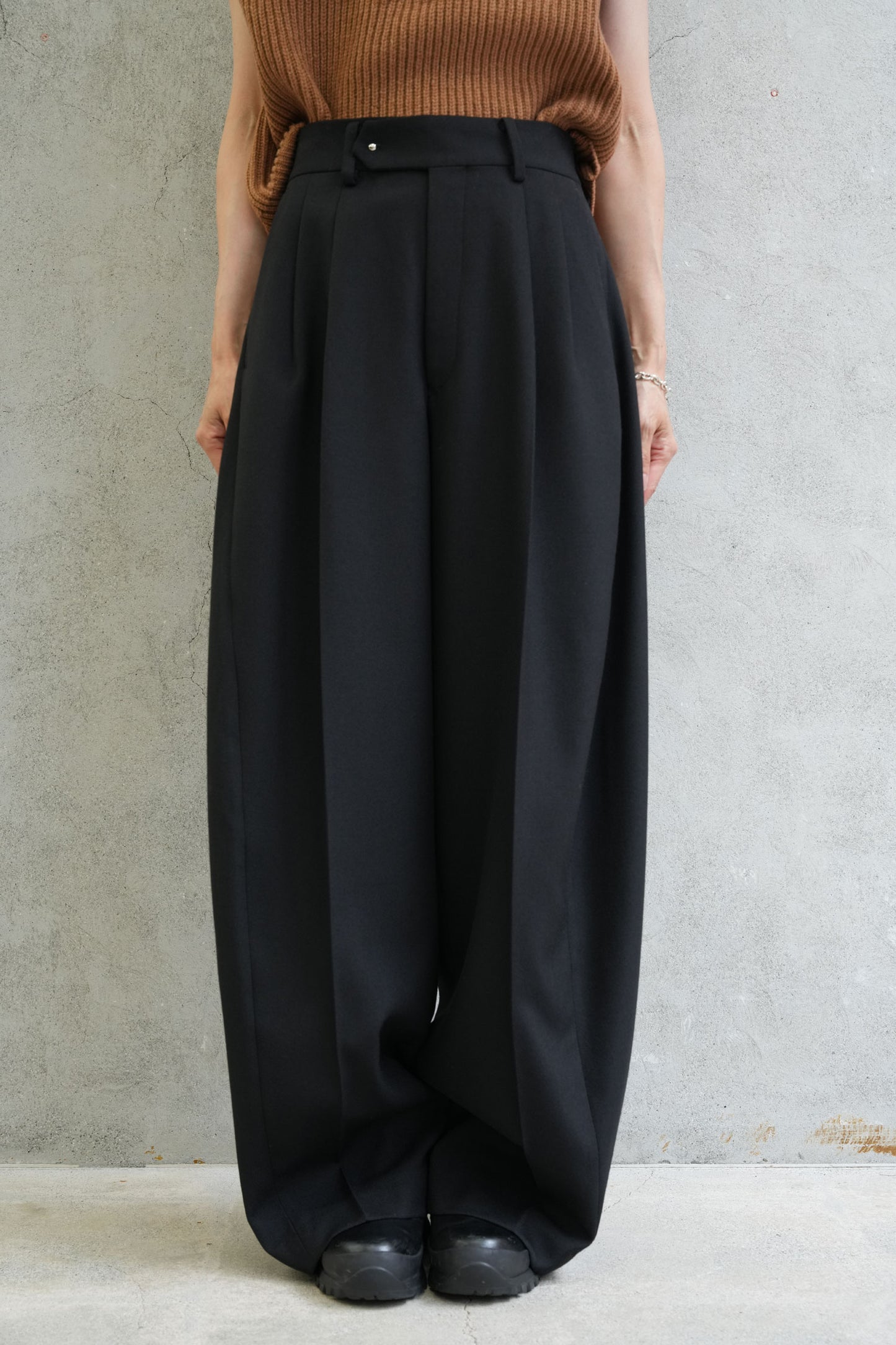 
                  
                    DOESKIN BARREL-LEG PANTS-CHACOAL-
                  
                