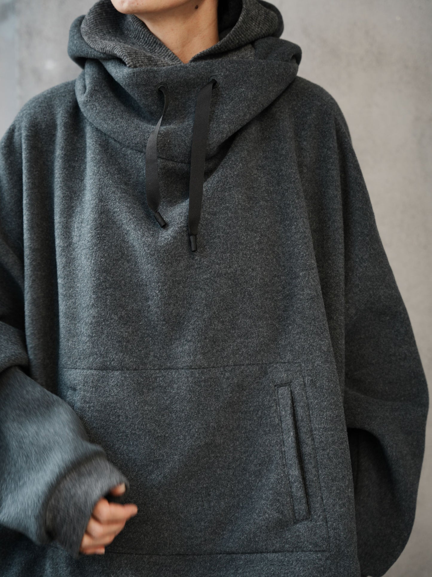 
                  
                    KNOLL CROPPED HOODY
                  
                