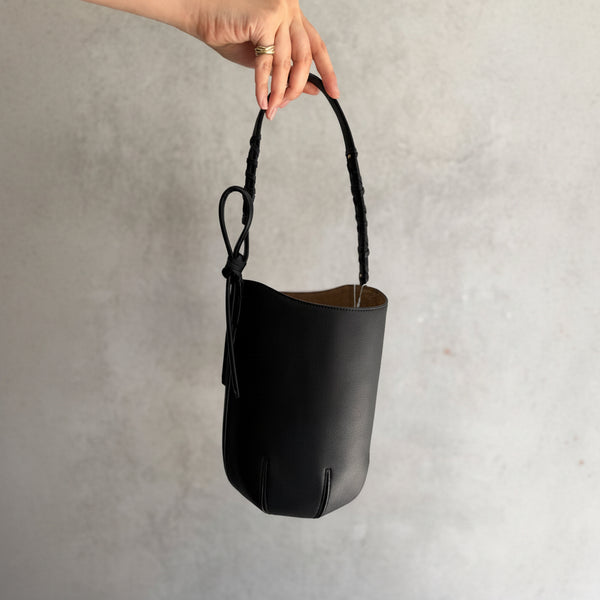 Mame Kurogouchi レザー バケットバッグ ブラック Mame Kurogouchi with Tsuchiya Kaban Small Mayu Bucket Bag - black