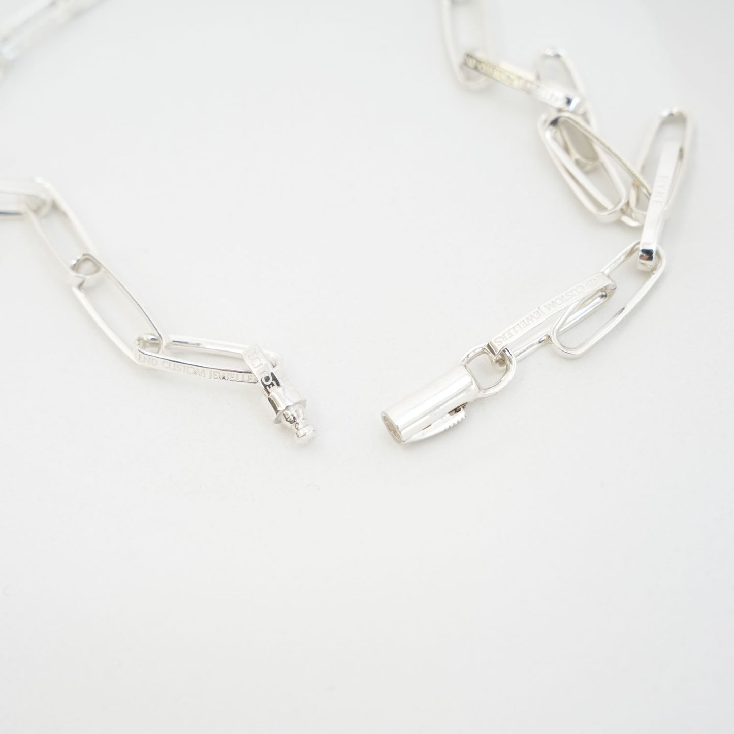 
                  
                    HALF ROUNDED CHAIN NECKLACE -SILVER-
                  
                