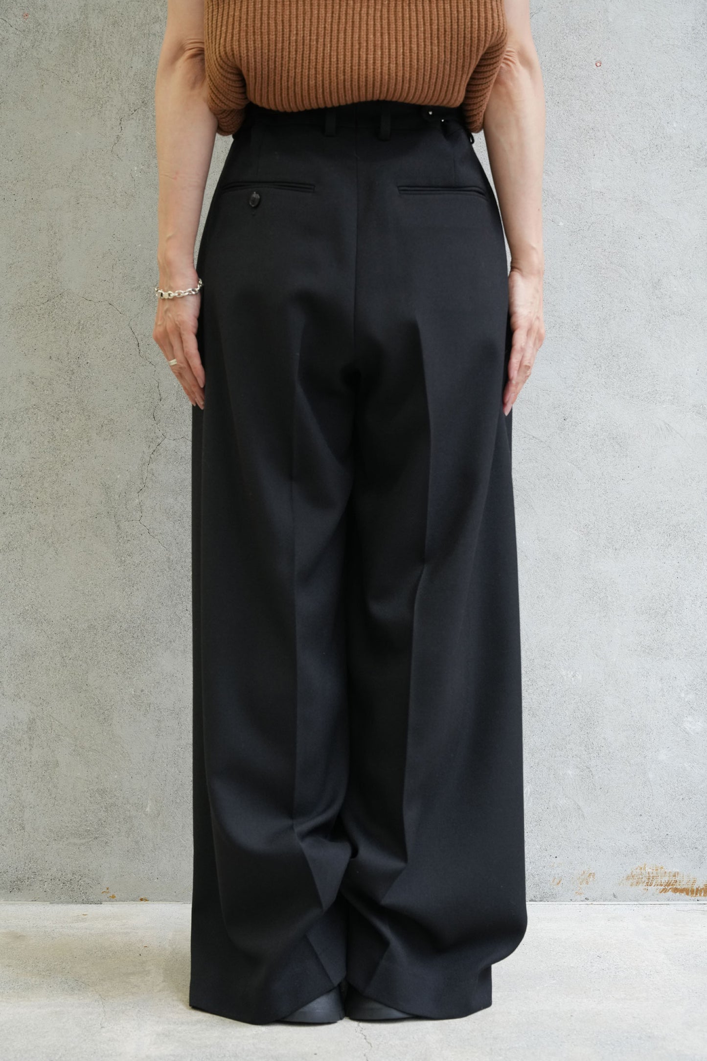 
                  
                    DOESKIN BARREL-LEG PANTS-CHACOAL-
                  
                