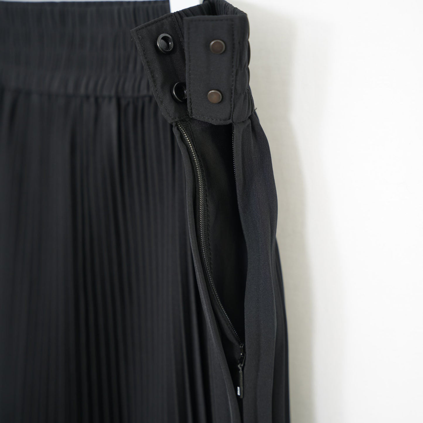 
                  
                    TAFFETA X ECO-LEATHER PLEATED SKIRT
                  
                