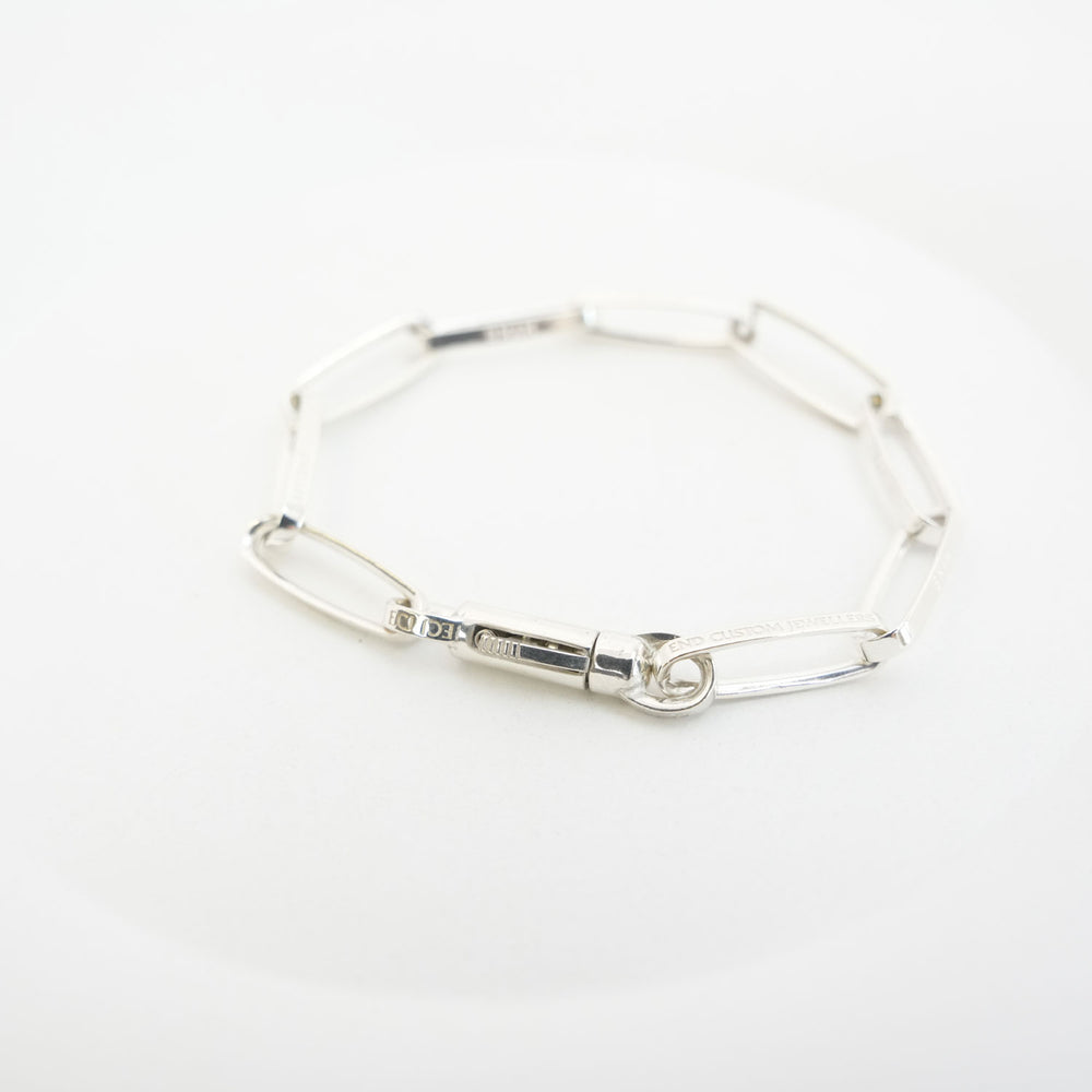 
                  
                    HALF ROUNDED CHAIN BRACELET -SILVER-
                  
                