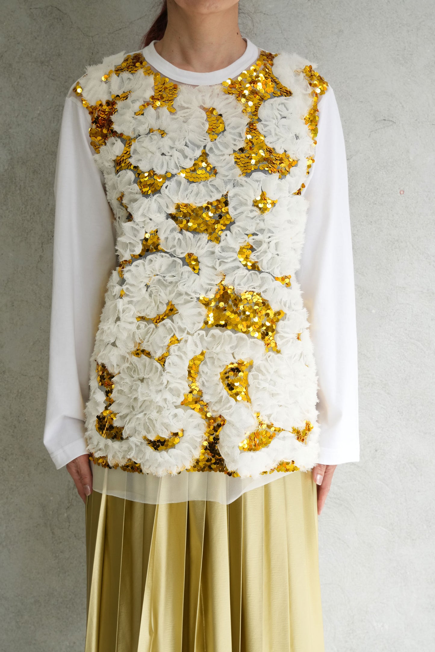 
                  
                    チュール刺繍カットソー-WHITE×GOLD-
                  
                