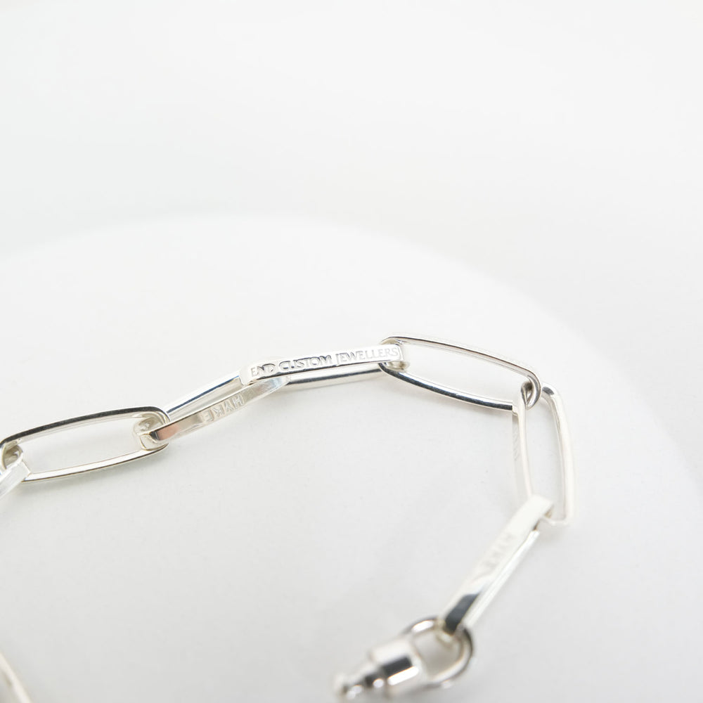 
                  
                    HALF ROUNDED CHAIN BRACELET -SILVER-
                  
                