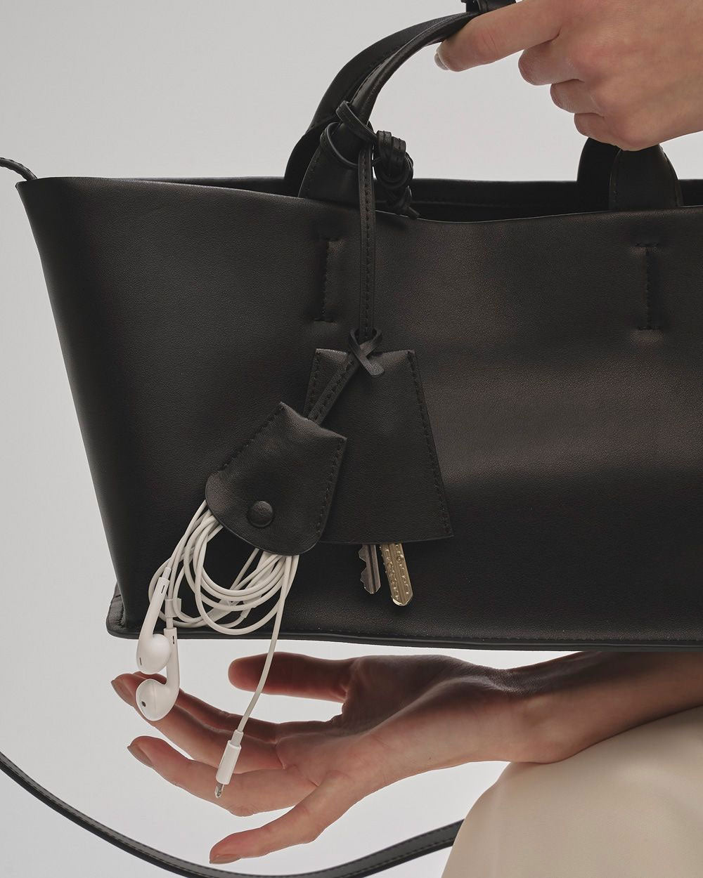
                  
                    Useful Leather Bag(M)
                  
                